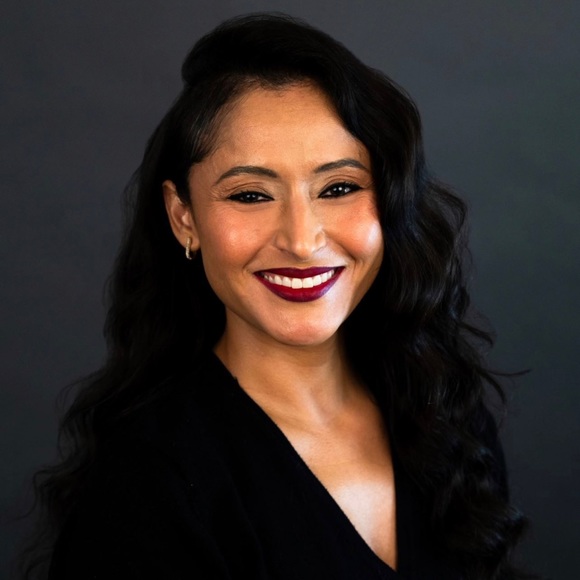 Meet your Posher, Fabiola - Picture 1 of 1